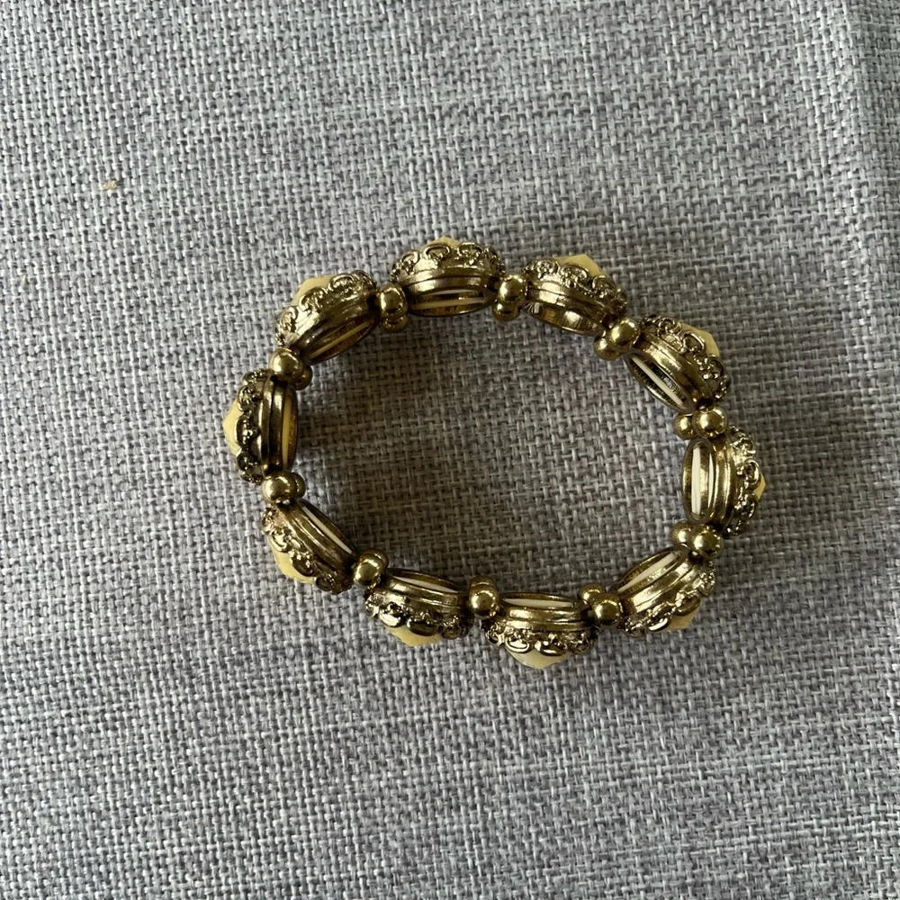 Elegant Yellow Bracelet with Gold Accents